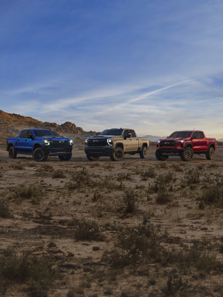 Camionetas Chevy ZR2 subiendo una montaña