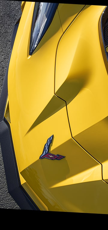 Vista aérea de un Chevy Corvette ZR1 amarillo circulando por un camino