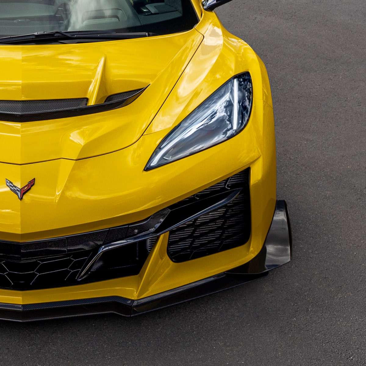 Vista delantera de un Chevy Corvette ZR1 amarillo