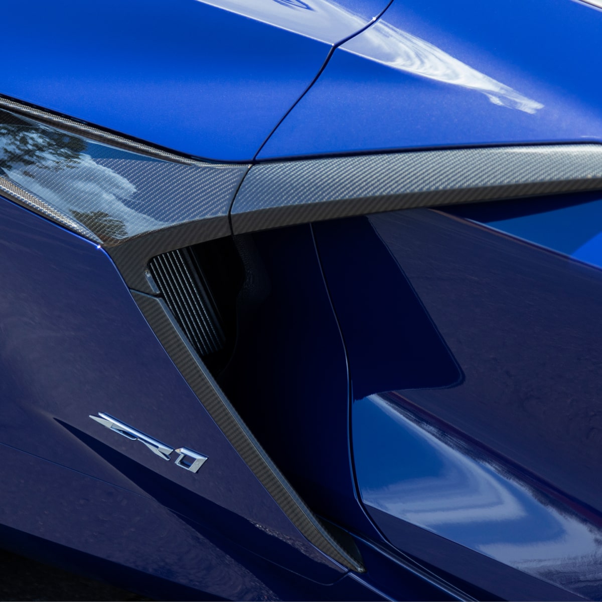 Primer plano de uno de los lados de un Chevy Corvette ZR1 azul