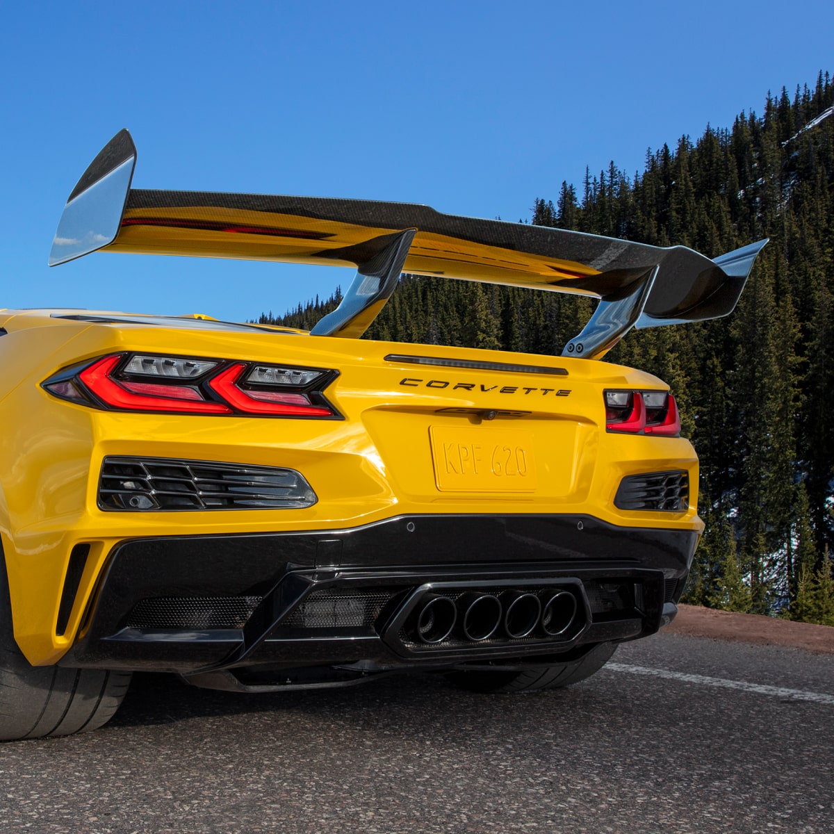 Vista trasera baja de un Chevy Corvette ZR1
