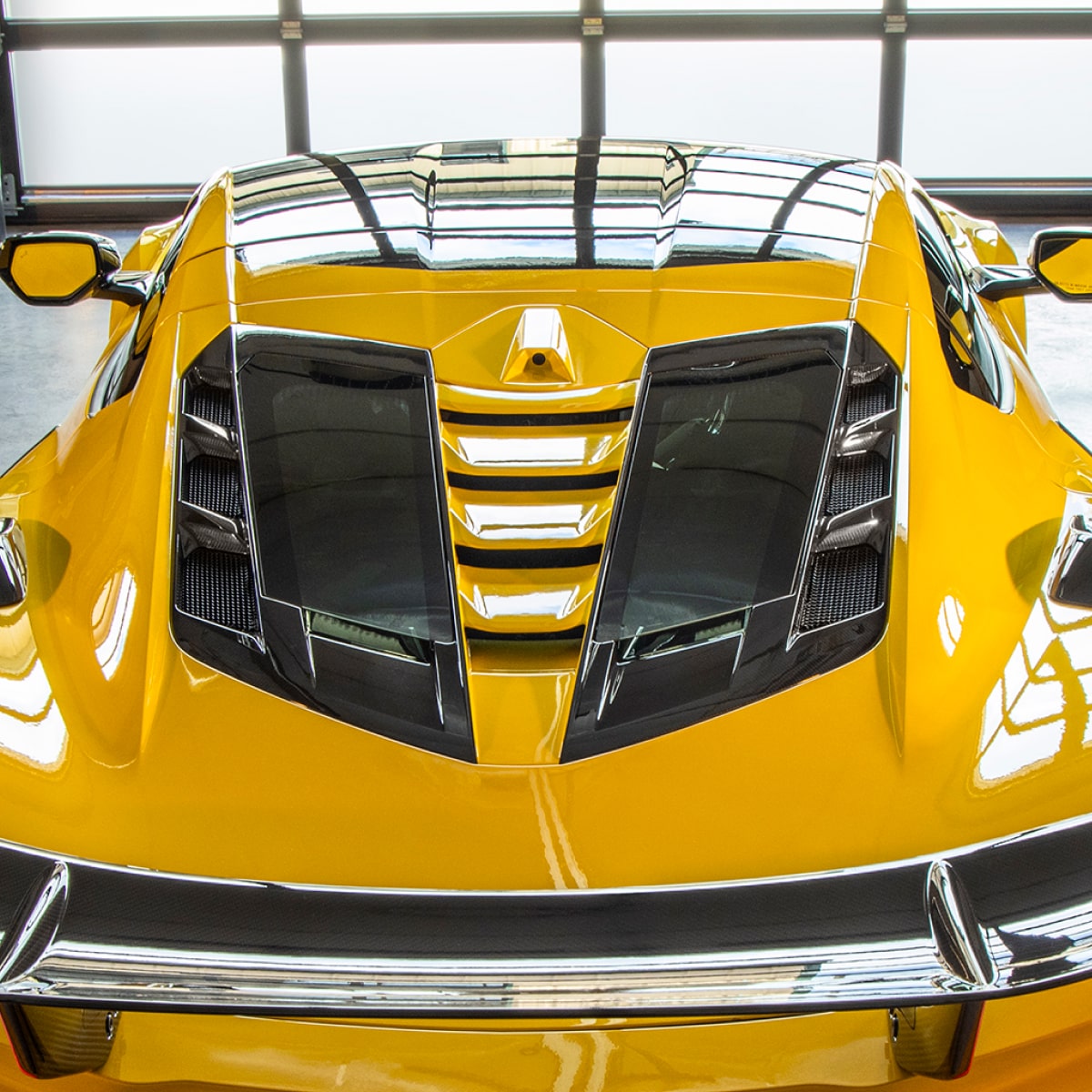 Vista trasera de un Chevy Corvette ZR1 amarillo