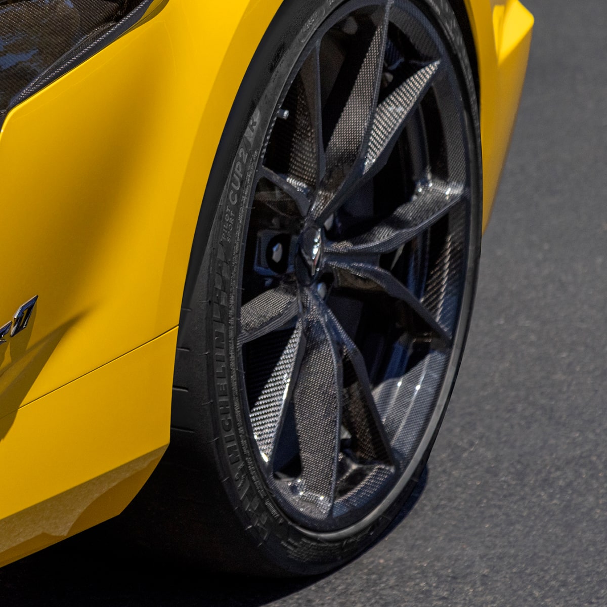 Vista lateral del rin de un Chevy Corvette ZR1
