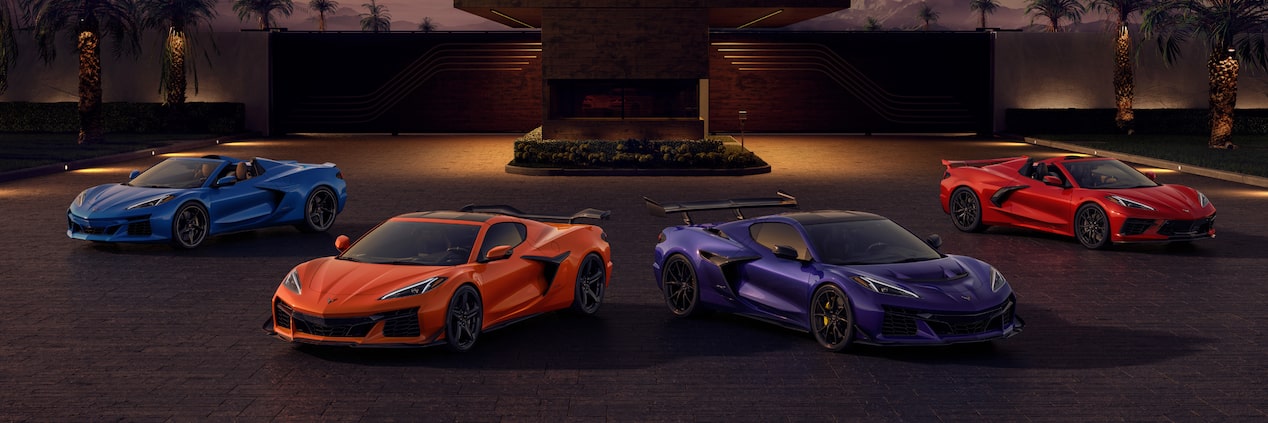 Gama del Chevy Corvette ZR1s bajo un cielo nocturno