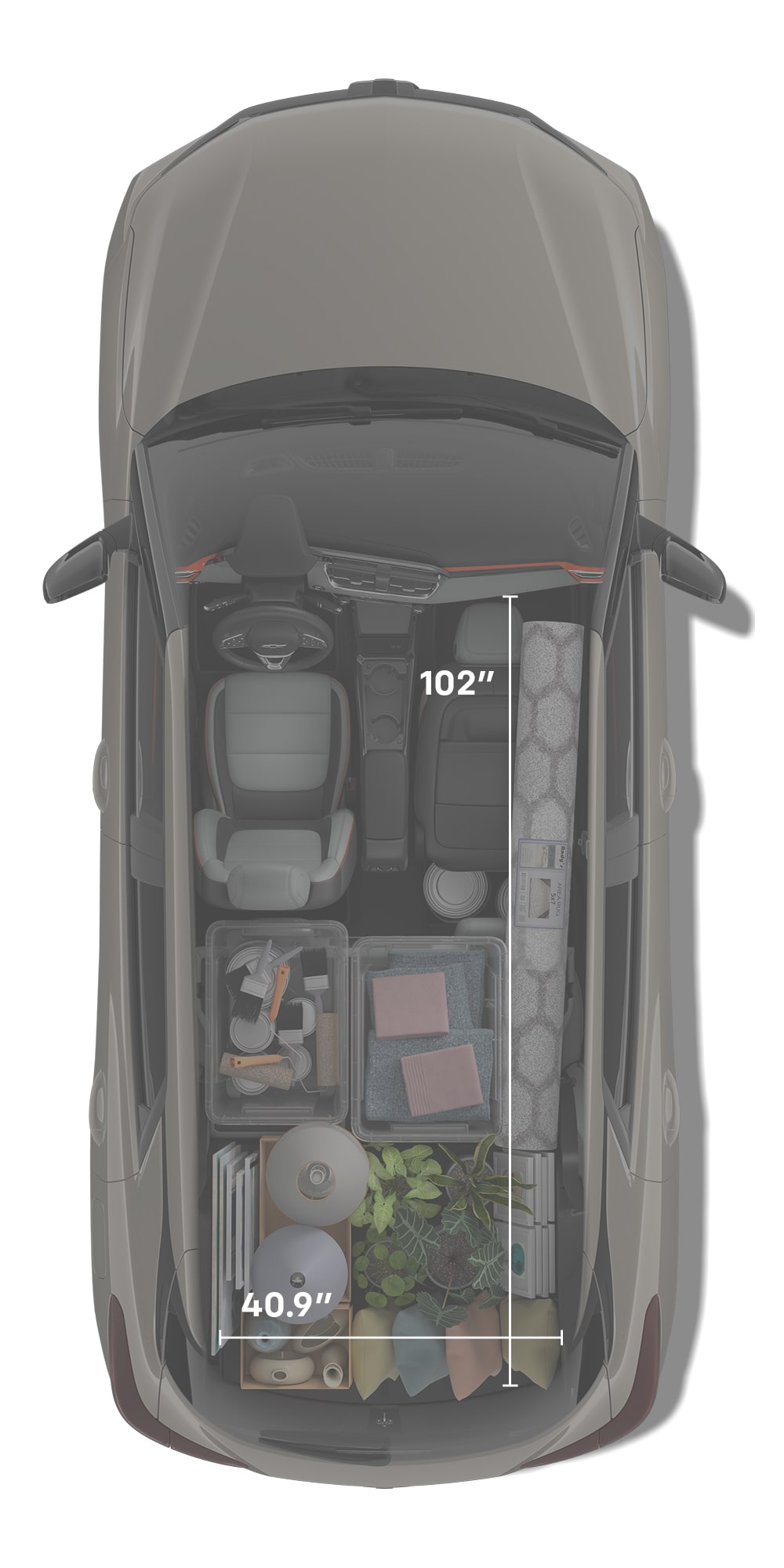 Vista completa desvanecida del interior de una Chevrolet Blazer EV Roja, con equipos de campamento, una hielera y cañas de pescar