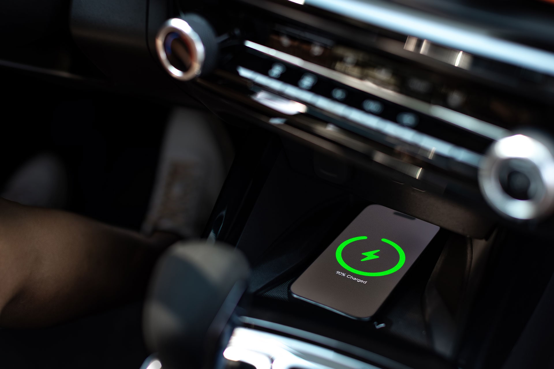 Pantalla táctil de infoentretenimiento en el interior de Chevy Trax 2026