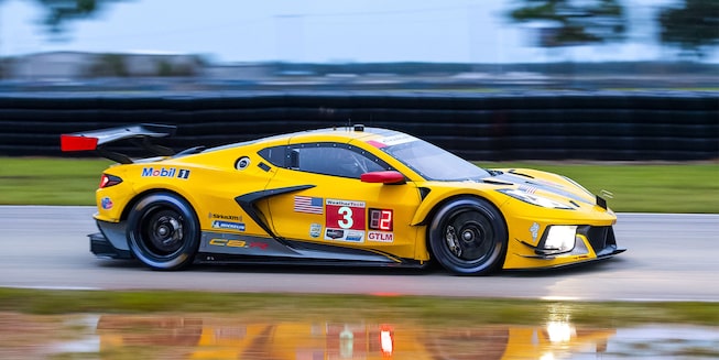 Toma del lado del copiloto del auto de carreras Chevy IMSA Corvette