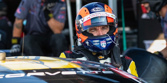 Piloto de Chevy IMSA en auto de carreras Corvette