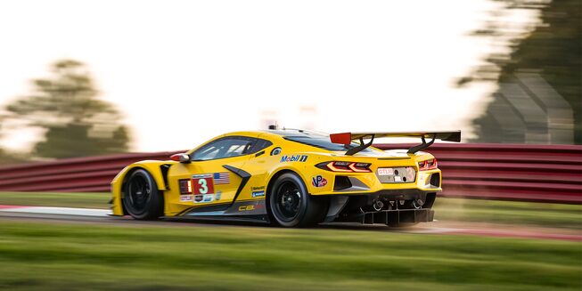 Toma trasera del auto de carreras Chevy IMSA Corvette