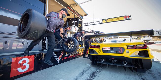 Toma trasera del auto de carreras Chevy IMSA Corvette en boxes