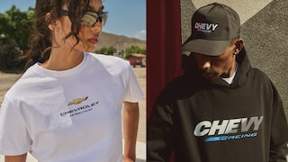 La mujer de la izquierda y el hombre de la derecha llevan ropa de la marca Chevy Racing.