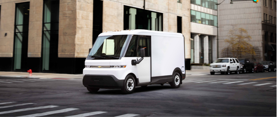 Una van BrightDrop circula por las calles de la ciudad
