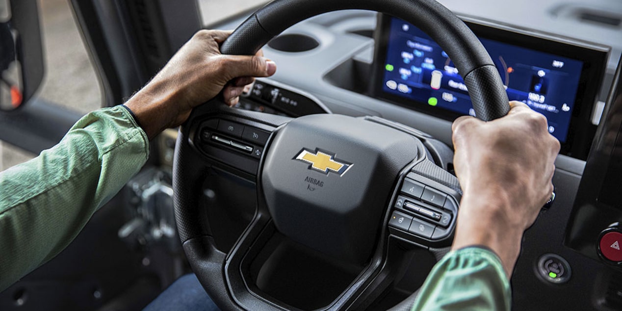 Volante dentro de la van BrightDrop 2025