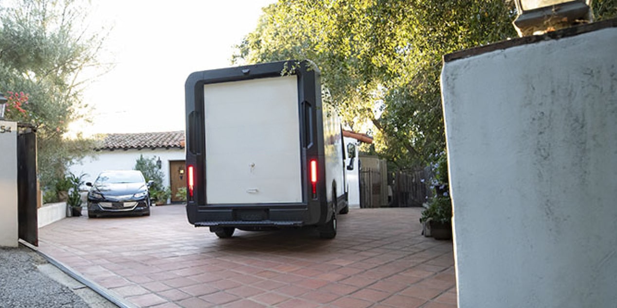 Vista exterior de la parte trasera de una van BrightDrop 2025