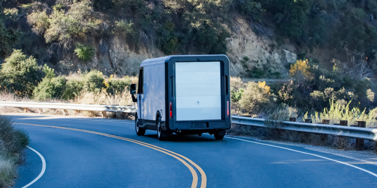Una van BrightDrop 2025 andando por una carretera curva