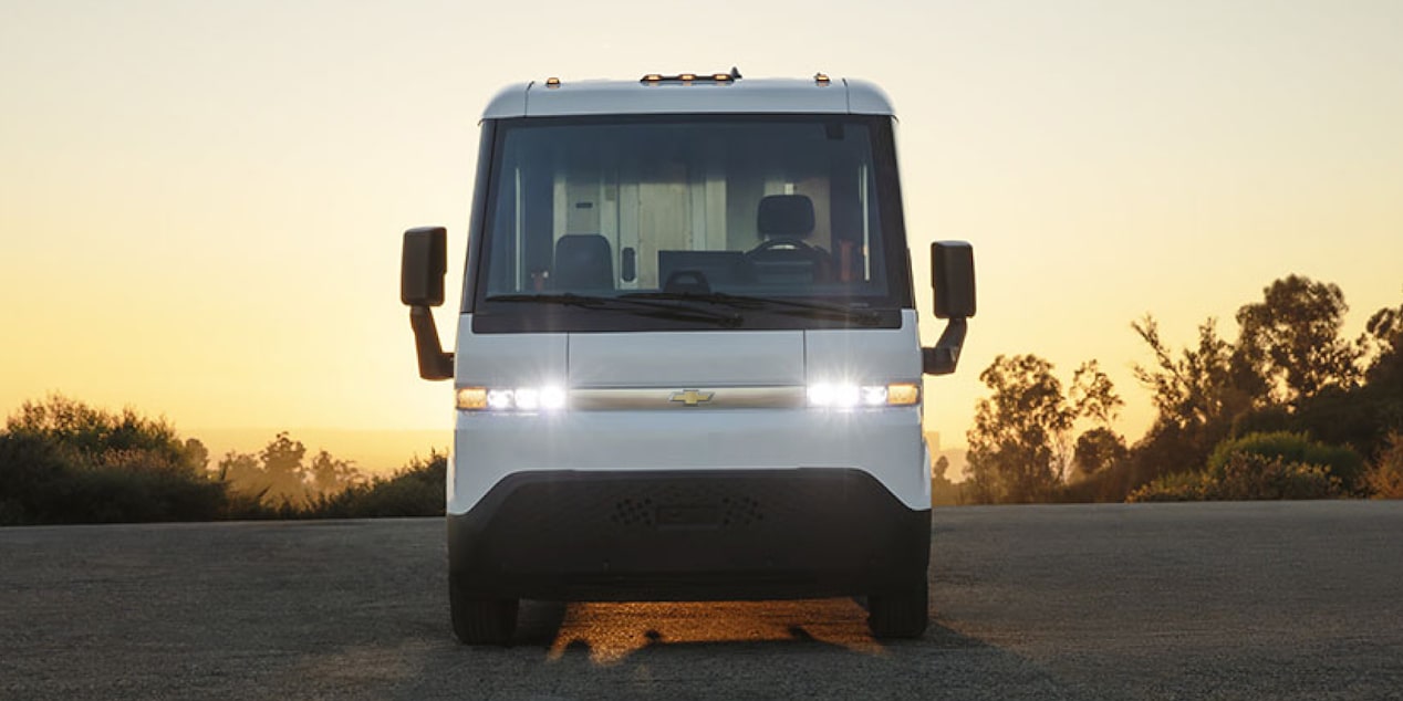 Una van BrightDrop 2025 con la puesta de sol de fondo