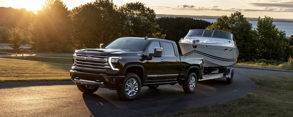 Camioneta Chevrolet diesel Negra remolcando un bote