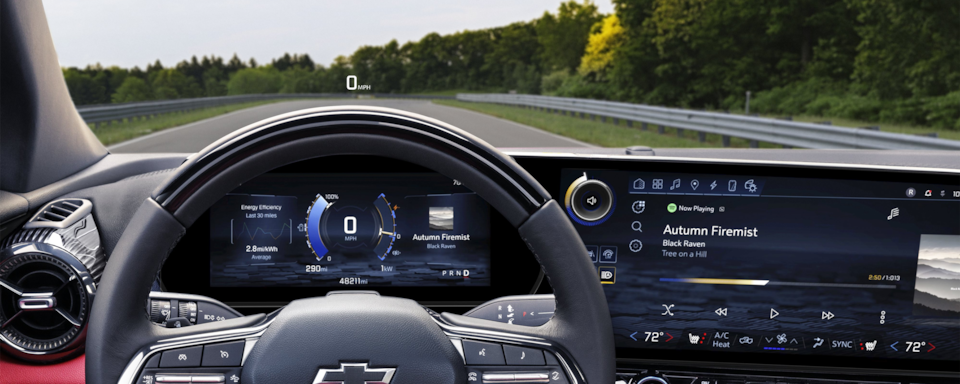 Toma del interior desde la perspectiva del conductor de la Blazer EV 2024