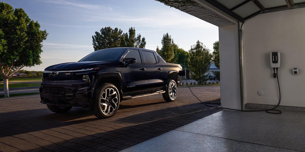 Una Chevy Silverado EV que se está cargando en casa