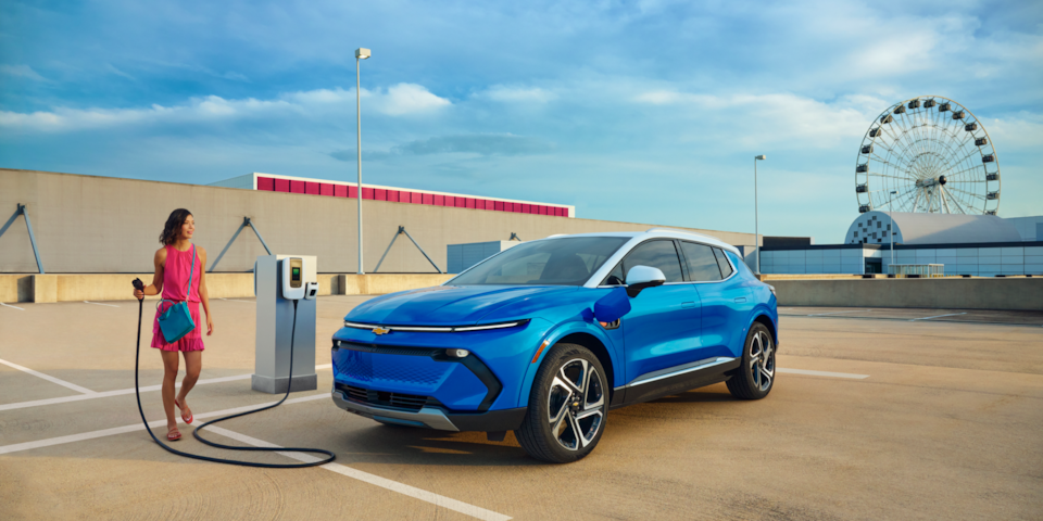 La Chevy Blazer EV cargándose en público