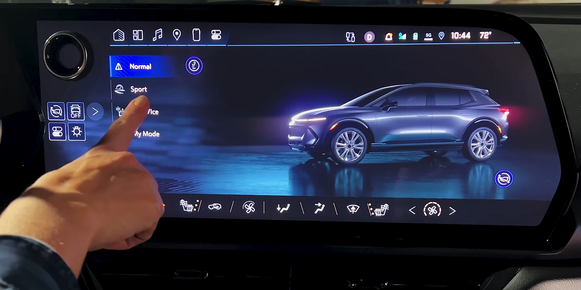 Vista en primer plano de las opciones de modos de conducción de la Equinox EV exhibidas en la pantalla de infoentretenimiento