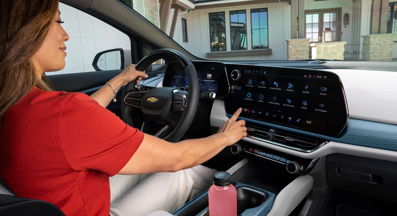 Mujer usando el sistema de infoentretenimiento de Blazer EV 2024