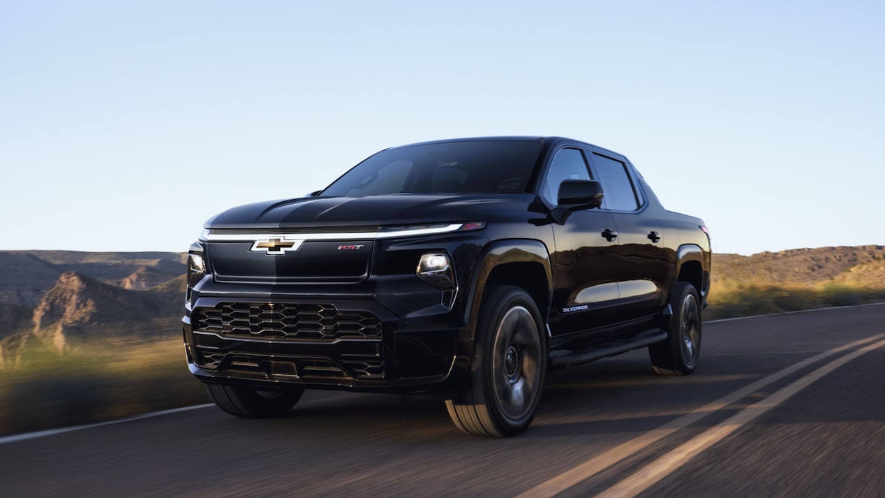 La Chevy Silverado EV 2024 recorriendo un camino panorámico con montañas