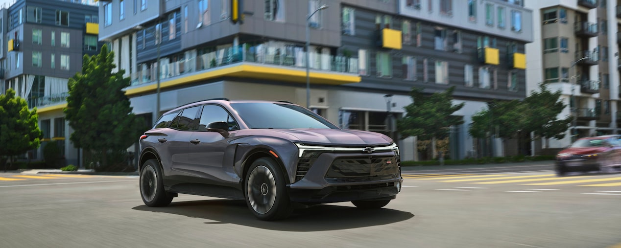 Chevy Blazer EV circulando por una calle urbana