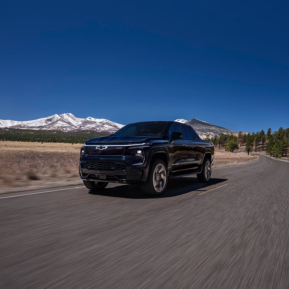 Chevy Silverado EV circulando por un camino rural