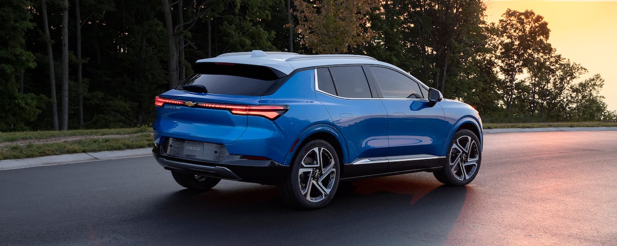 Vista trasera de una Chevy Blazer EV circulando al atardecer