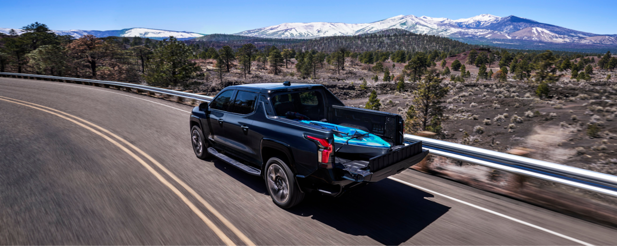 Una Silverado EV transportando un kayak