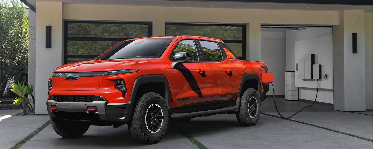 Silverado EV estacionada en el garaje de una casa moderna