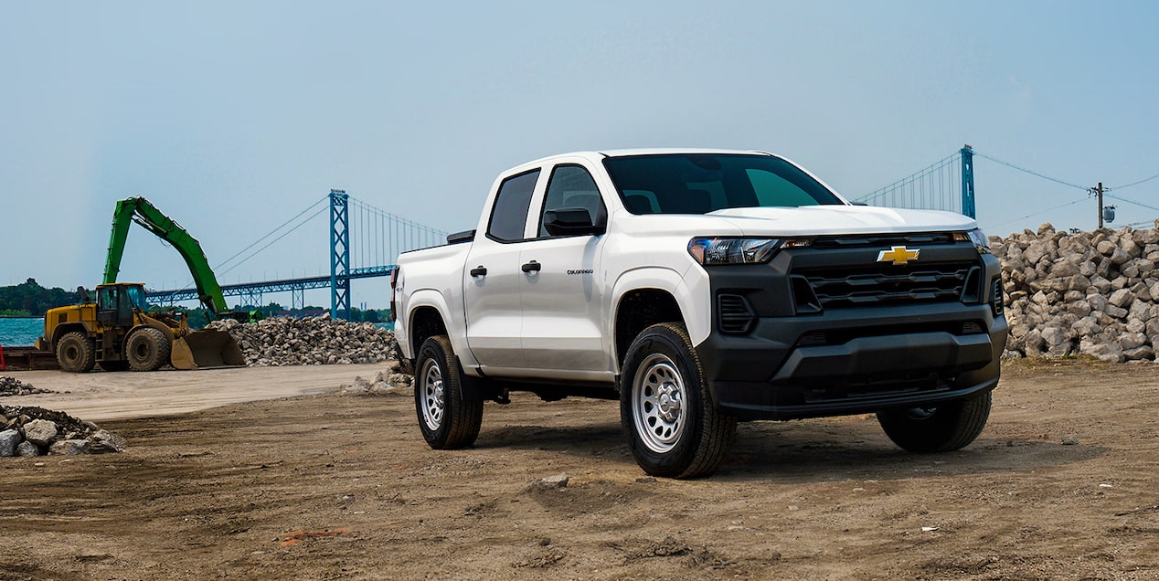 Una Silverado estacionada en una construcción, con equipos de fondo