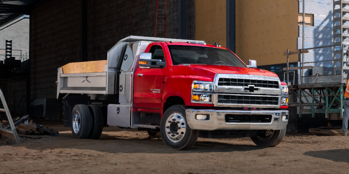 Chevy Silverado Chassis Cab estacionada en una obra en construcción
