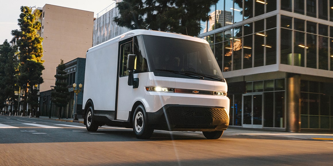 Van eléctrica Chevy BrightDrop circulando por una ciudad