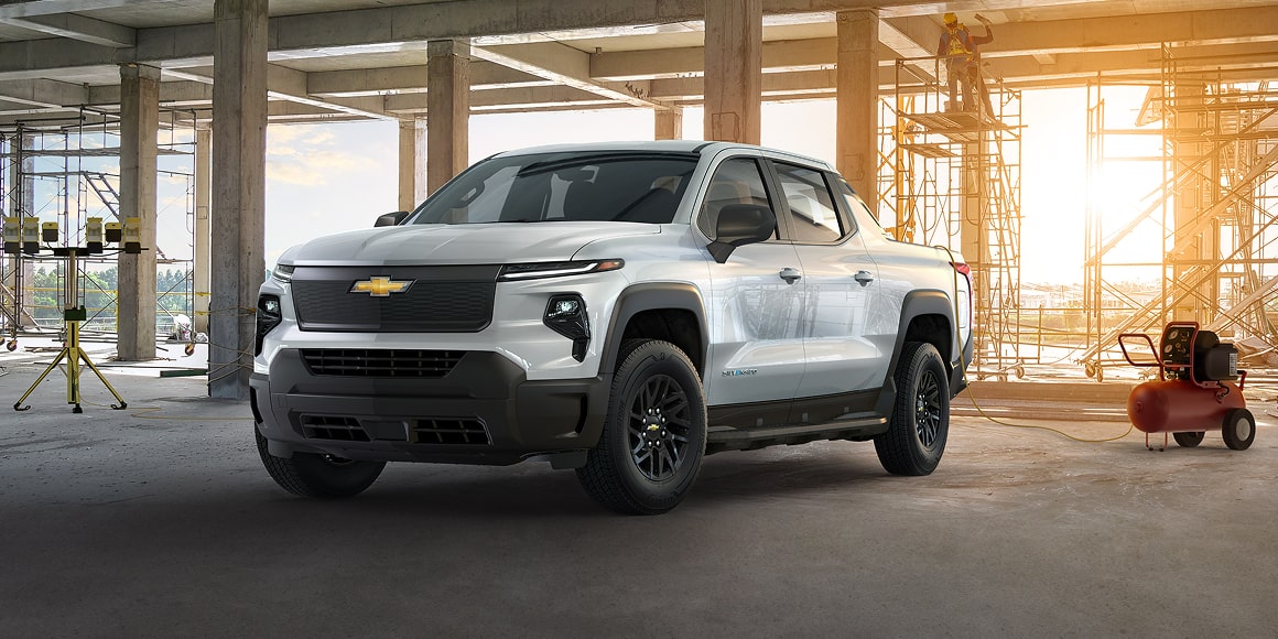 Chevy Silverado EV estacionada debajo de un edificio en una obra en construcción