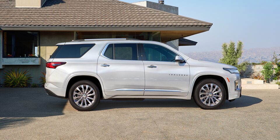 2023 Chevrolet Traverse Mid-Size SUV Side Exterior