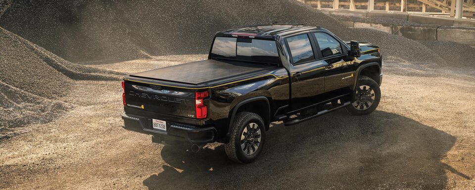 Vista de medio perfil trasero del lado del pasajero de una Chevy Silverado HD Carhartt Edition 2023