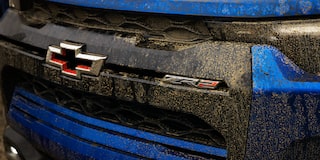 Primer plano de la parrilla y el emblema de la ZR2 Azul