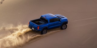 La ZR2 Azul abriéndose paso por terrenos arenosos