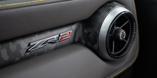 Emblemas de ZR2 en el interior