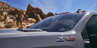 Camioneta gris con emblemas de ZR2