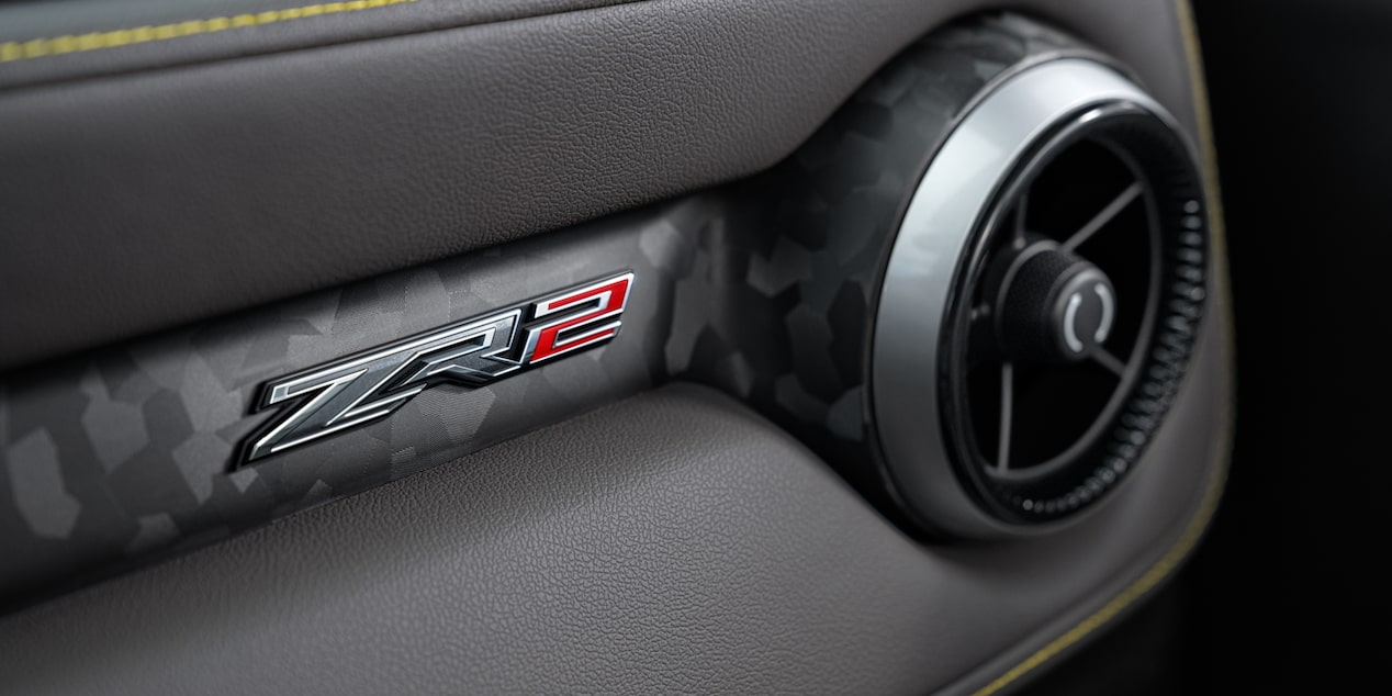 Emblemas de ZR2 en el interior