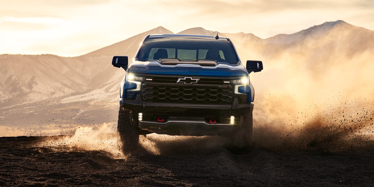ZR2 Azul circulando por el desierto al atardecer