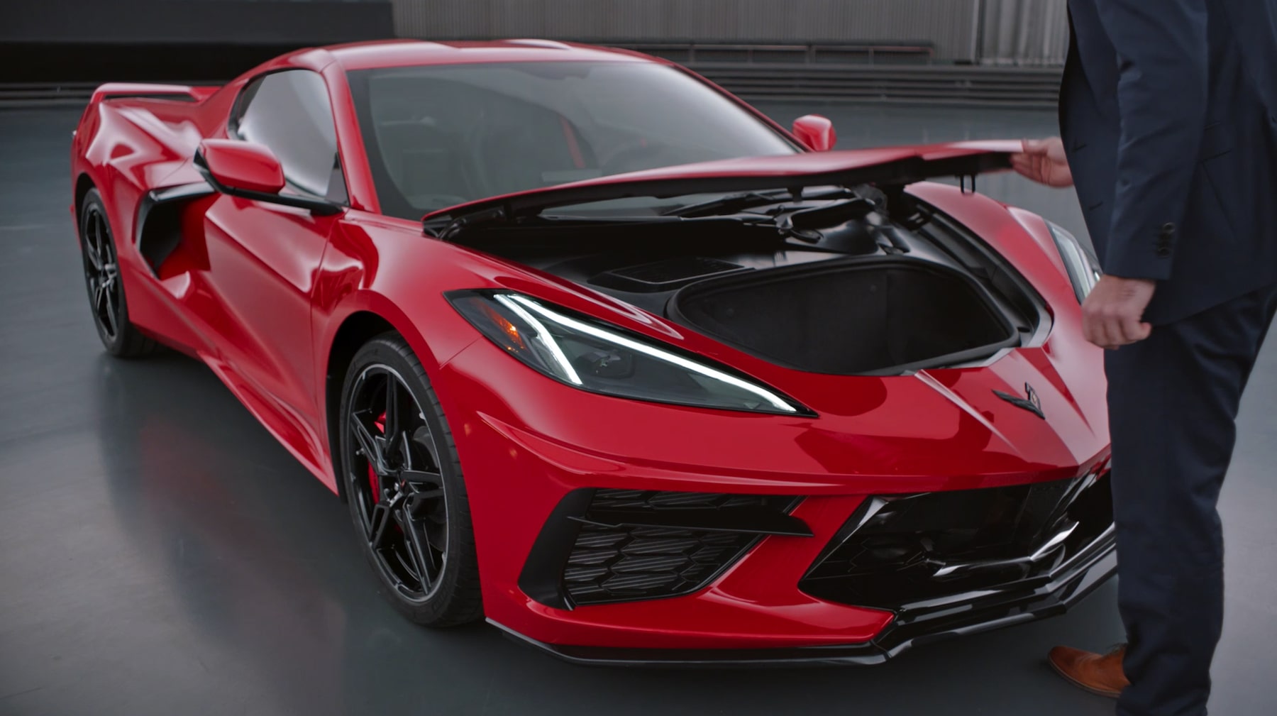 2020-corvette-reveal-gal-video-dualtrunkcargo.jpg