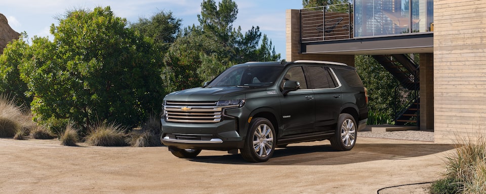 Vista de 3/4 delantera del exterior de la SUV Chevrolet Tahoe 2022 de tamaño completo