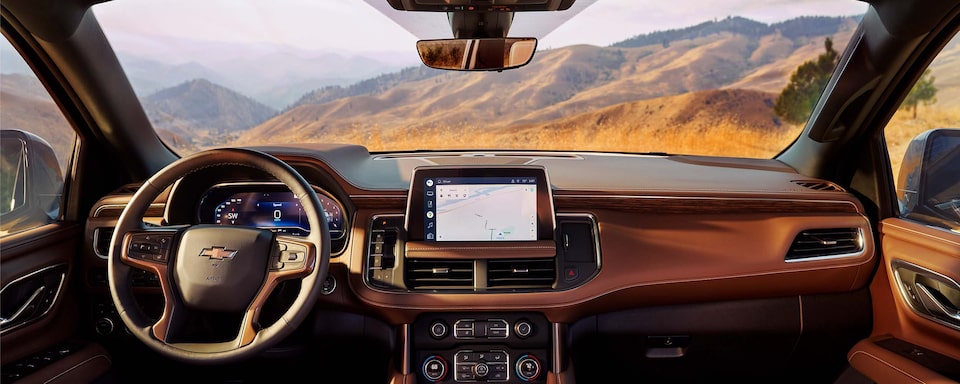 Vista de la consola central y el tablero en el interior de la SUV Chevrolet Tahoe 2022 de tamaño completo