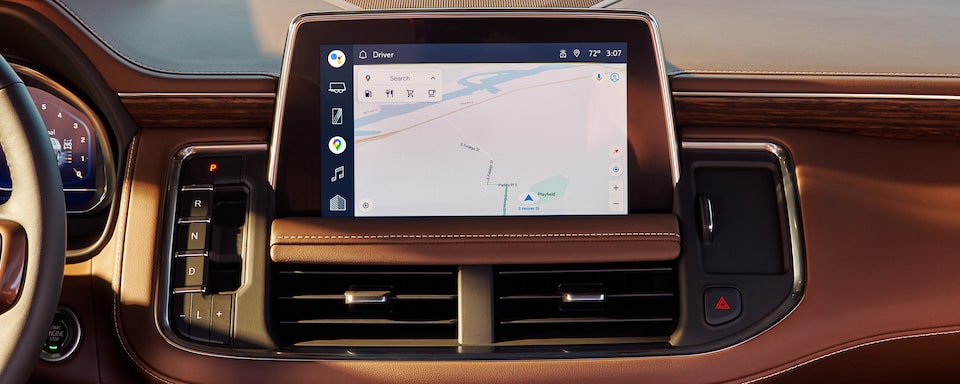 Vista de la pantalla de navegación de la pantalla táctil en el interior de la SUV Chevrolet Tahoe 2022 de tamaño completo