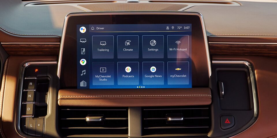 Primer plano del sistema de infoentretenimiento de la Chevrolet Tahoe 2022