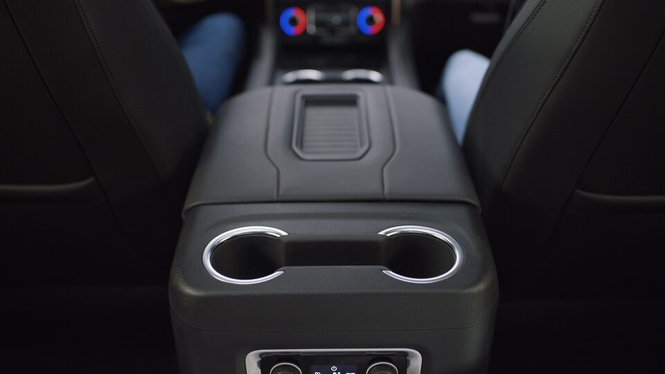 Consola central deslizable eléctrica en el interior de la SUV Chevrolet Tahoe 2022 de tamaño completo